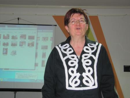 Okrogla miza Otrok v rejništvu = otrok med dvema družinama 15